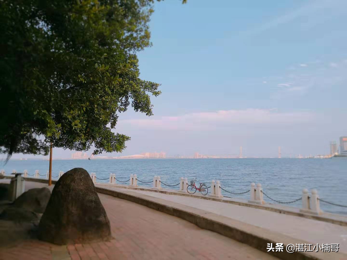 湛江这个海湾，出场自带流量，超有夏威夷feel，每天都有网红打卡