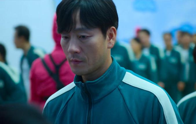 鱿鱼游戏曹尚佑为什么会被帮助,鱿鱼游戏曹尚佑是谁演的