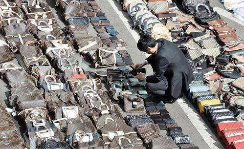 女子花18.8元收到假LV，要求赔付500元未果，开启“撒泼”模式