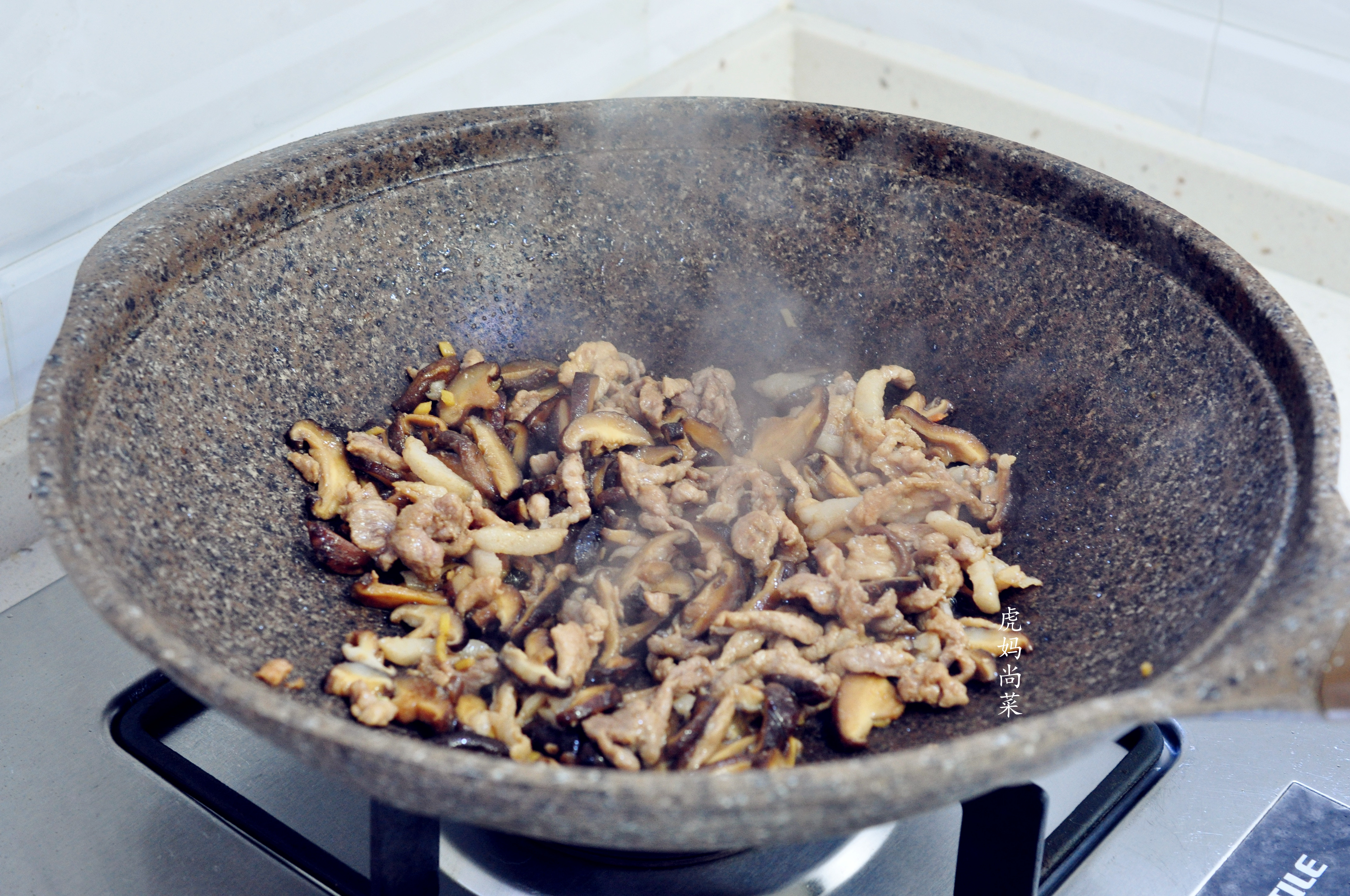 炒米粉，不用泡不用煮，直接炒就松散又入味，菜多香喷喷