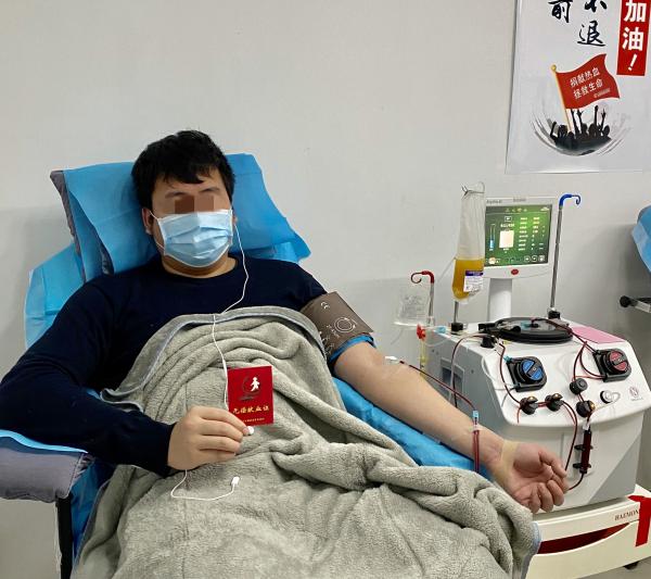 志愿者父子:“我们算是在鬼门关走了一趟,就是想能帮一点是一点。”康复隔离结束就赶赴血液中心的献血人