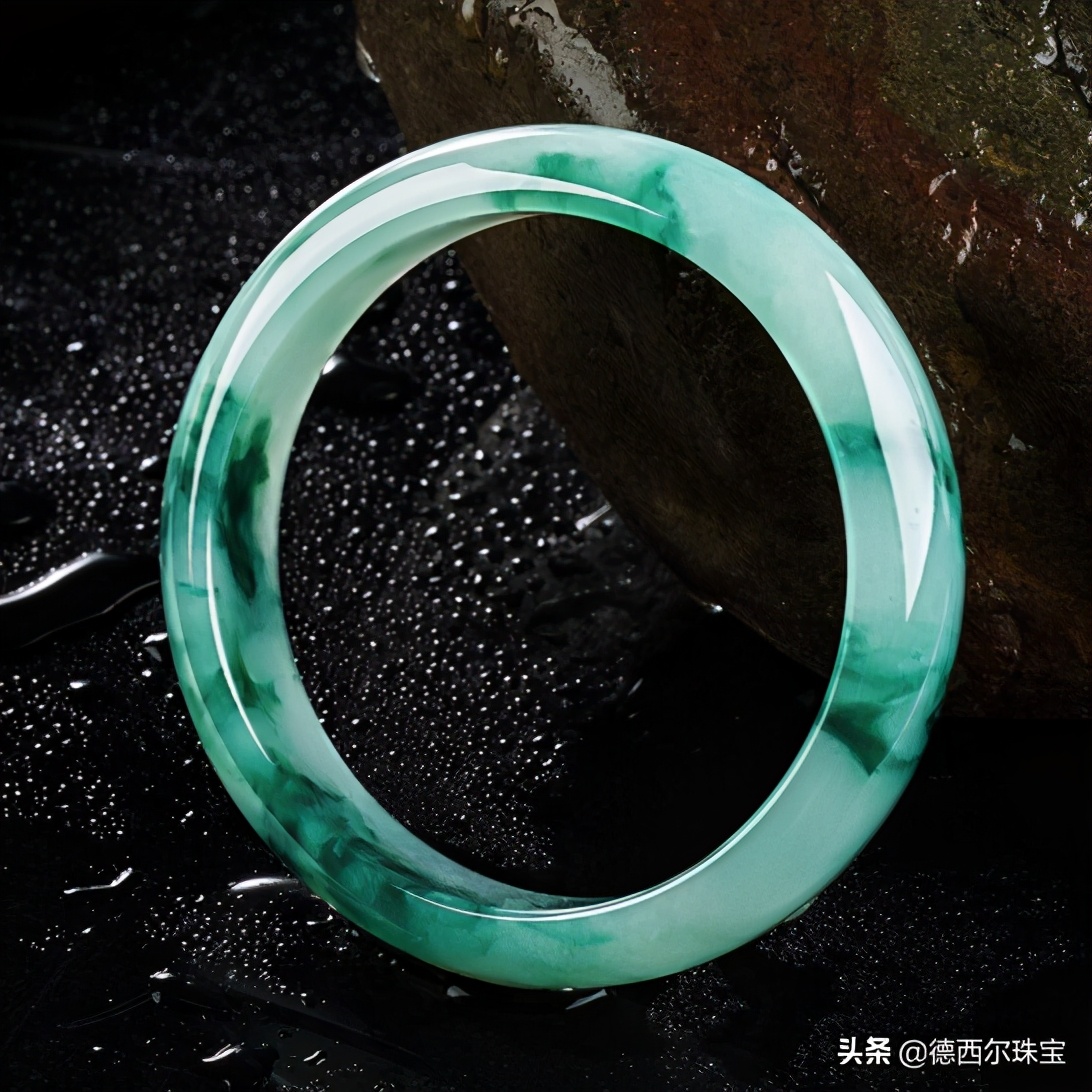 玉手镯戴不进一招教你轻松戴手镯,玉手镯戴久没有光泽感是怎么回事