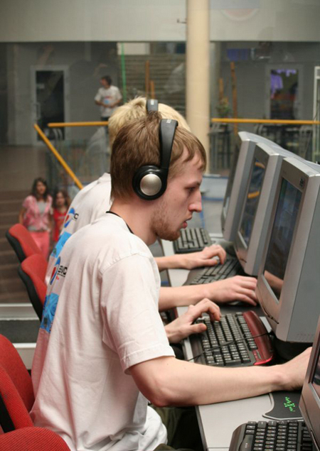 想要完美发挥电竞显示器的性能？这几点一定要清楚