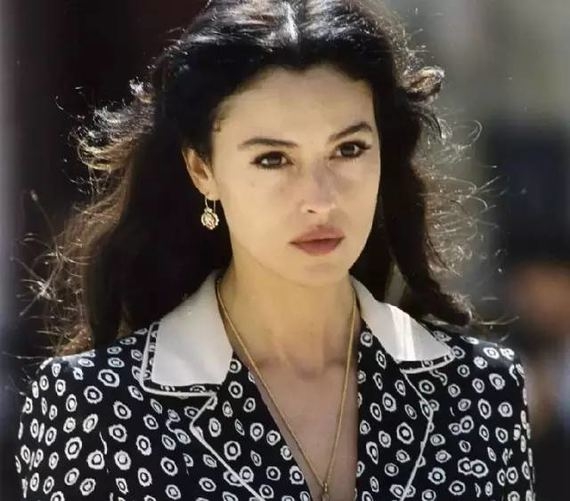 莫妮卡•贝鲁奇穿开叉裙,身材火辣不似55岁,10岁女儿颜值却被嘲