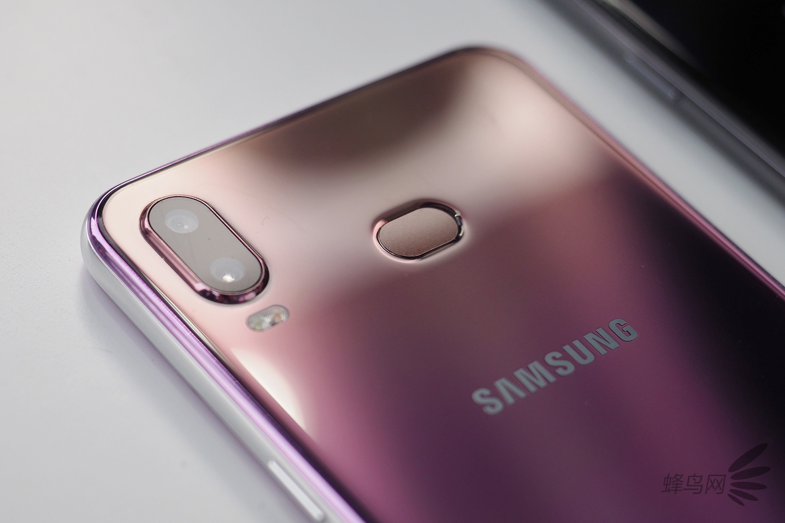 三星最值百元机，6GB+玻璃机身仅899，性价比更胜小米