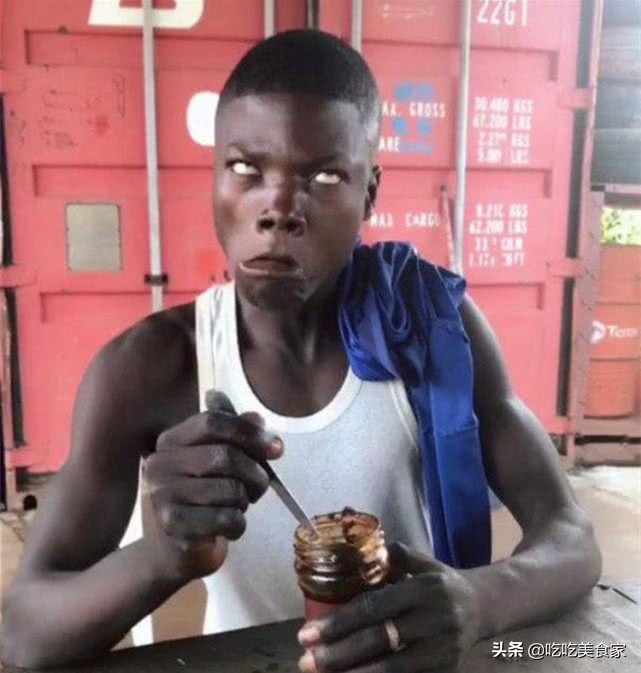 看看非洲小伙吃老干妈，虽然嘴上说不要，但表情却出卖了他