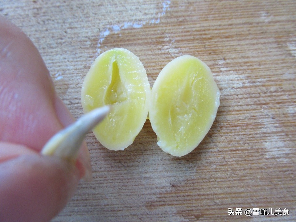 妈给我带了一兜白果，告诉我常做个汤喝，对身体好