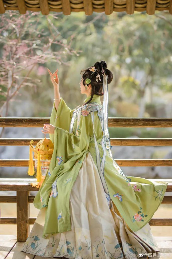 00后女孩演绎四大名著美女,凭一个造型火出圈,200万网友点赞