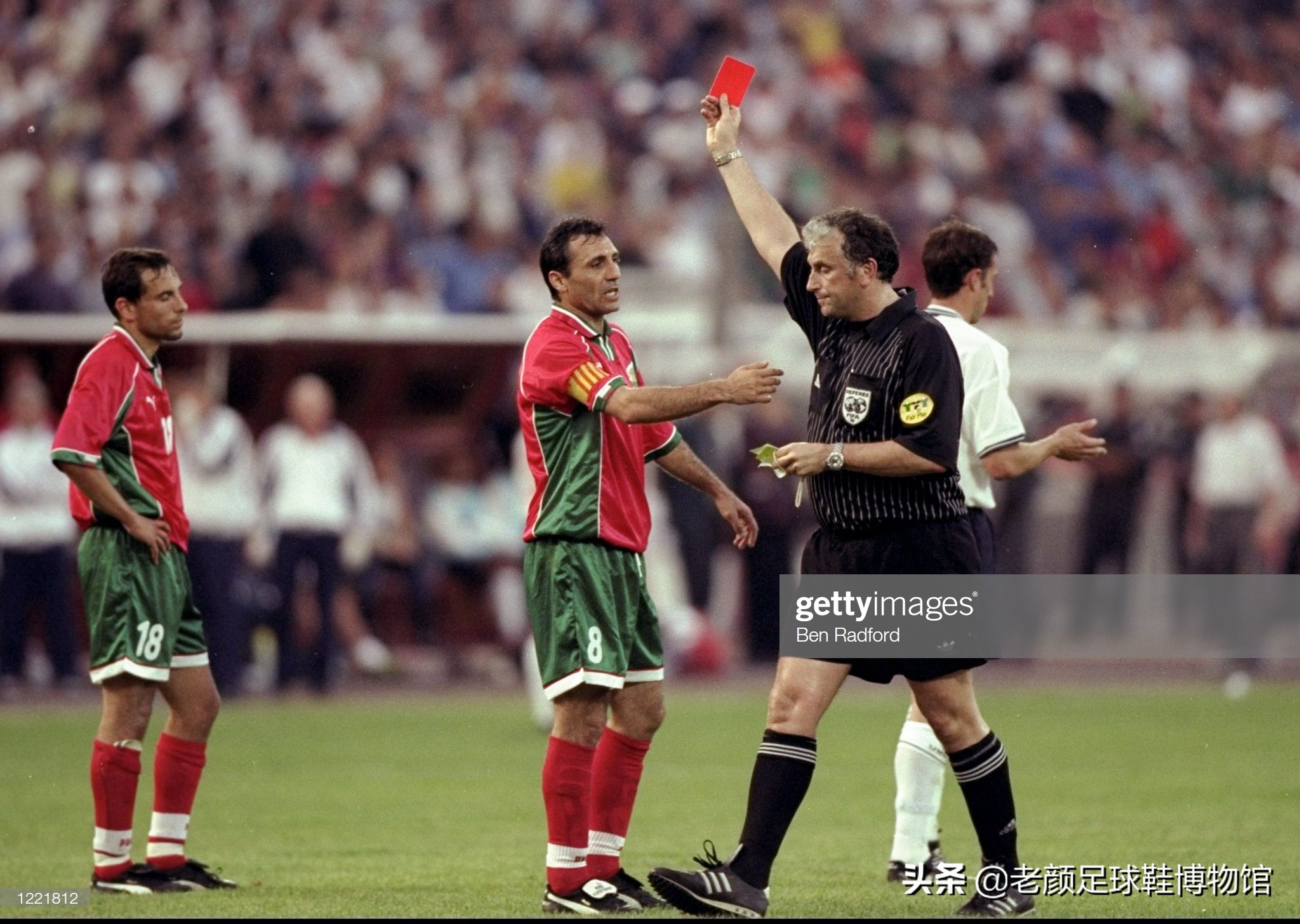 被终身禁赛的共产主义球王，最痛恨皇马的巴萨巨星曾经当过炊事员