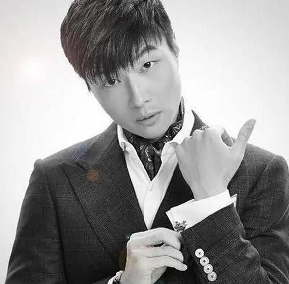 户外第一主播石锤！拉上迪拜王子直播，开蝙蝠车上路！太壕！