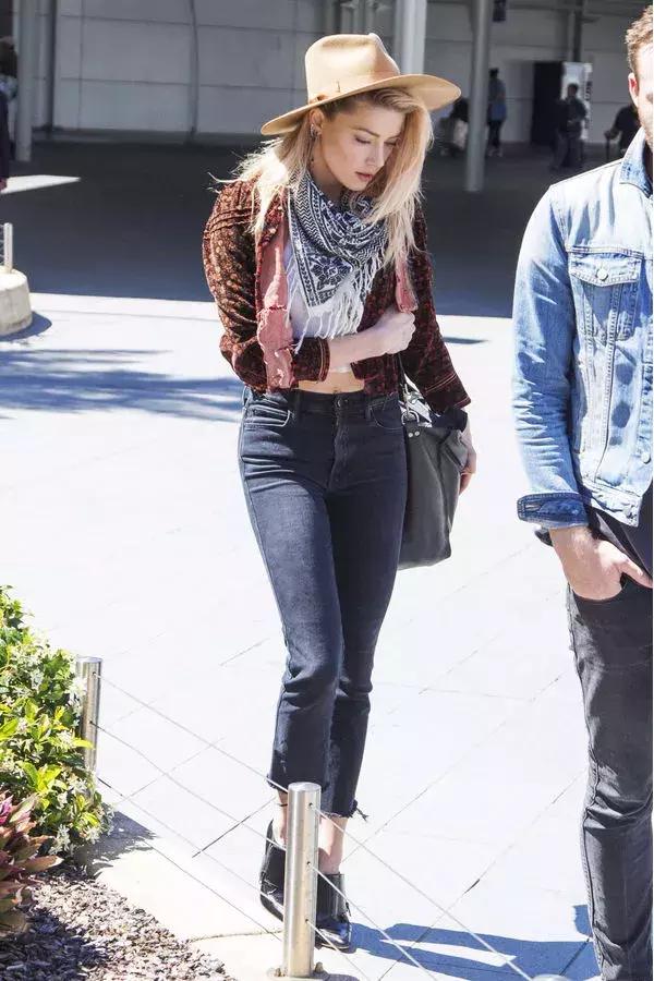 帽子围巾一体的戴起来很暖和,帽子围巾好时髦