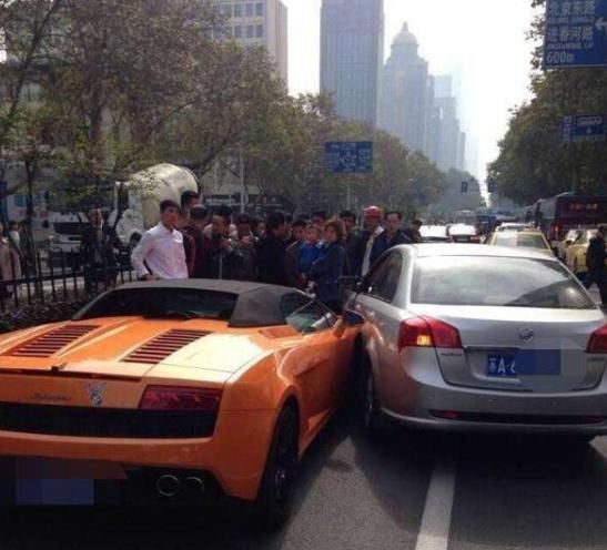 开车被撞了无责任该如何索赔,开车在路上被撞了应该怎样赔偿