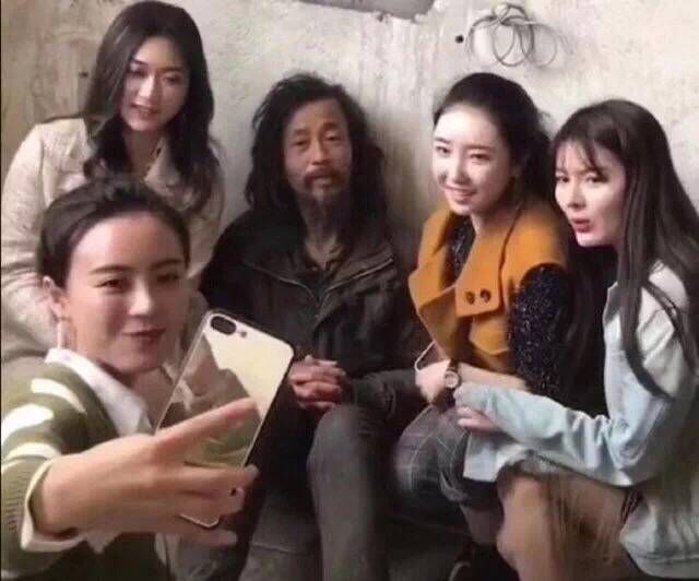 抖音刷得沸沸扬扬，网红美女纷纷跑去跟他咪咪，吐槽星看着好不爽