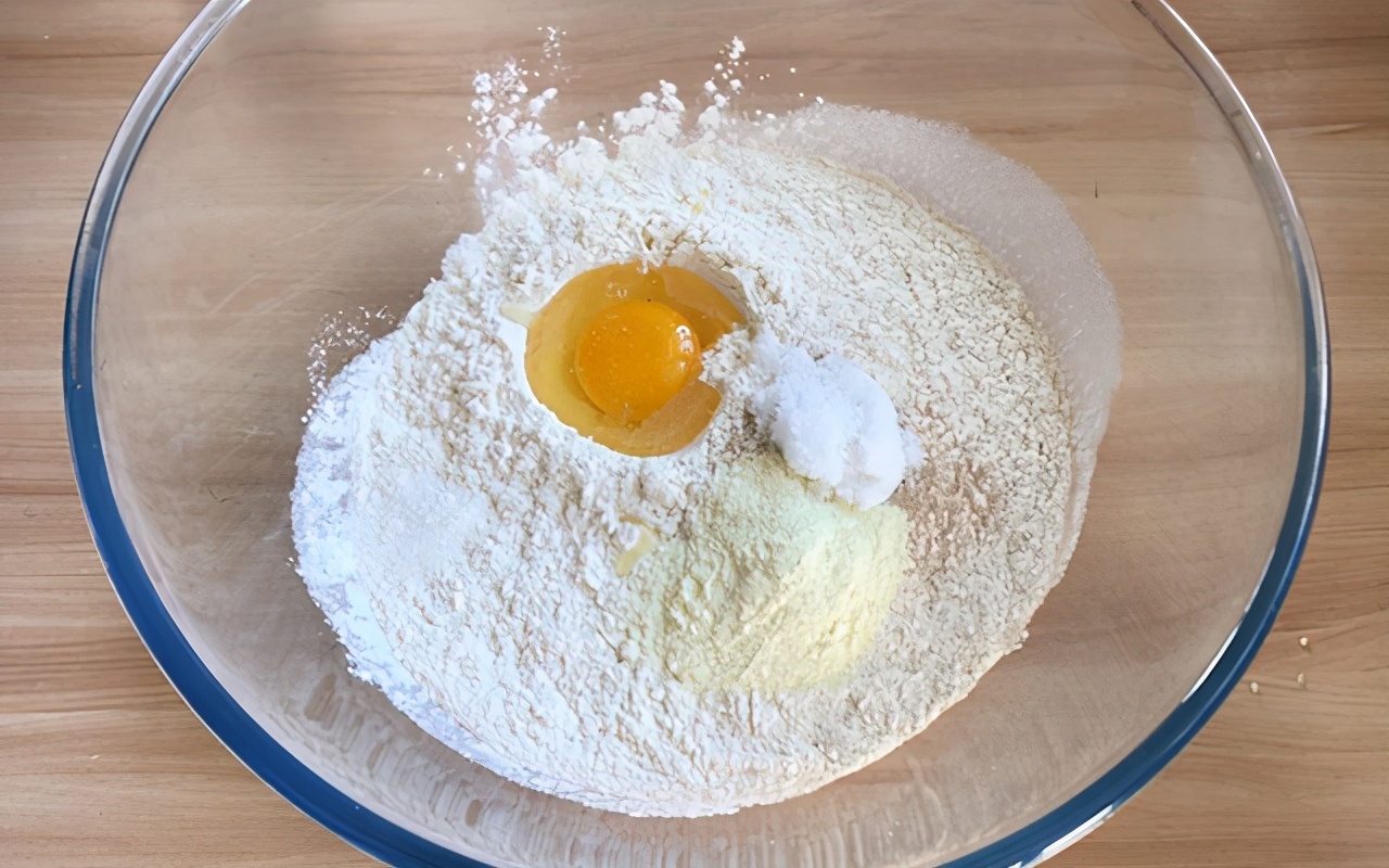 奶香面包的做法，无需面包机轻松揉出手套膜，松软拉丝，香甜爽口