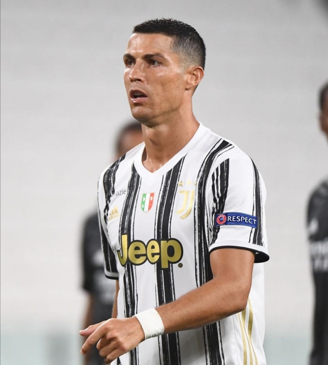 c罗ins晒庆祝图让粉丝帮忙配文,c罗推特晒度假照