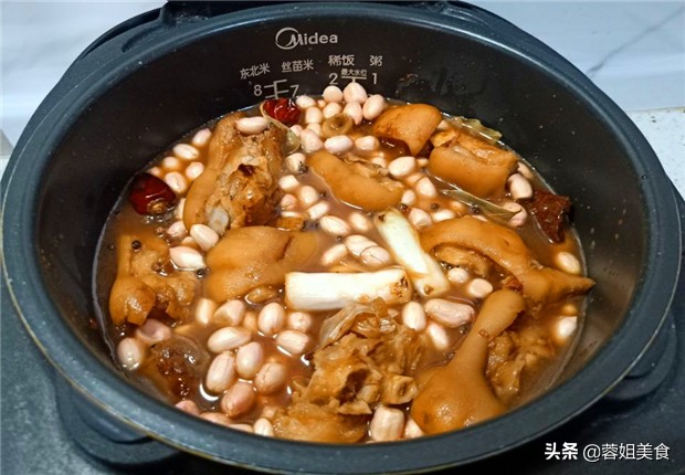 脆皮猪脚怎么弄才最好吃,三年的猪脚怎么做好吃