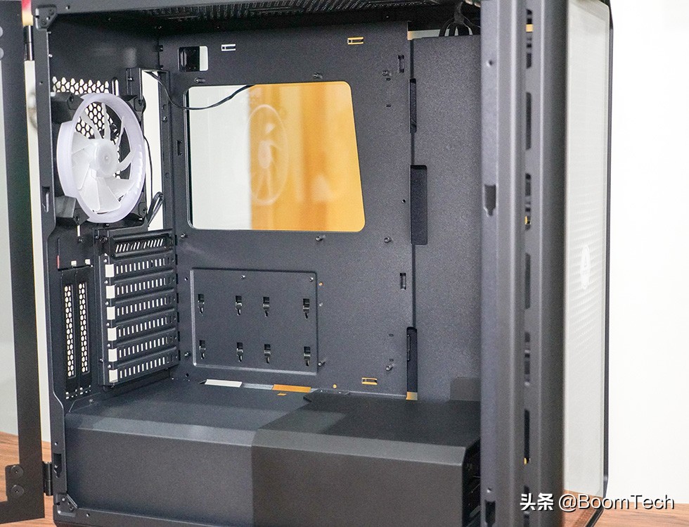 不对称设计点缀安钛克NX1000机箱体验