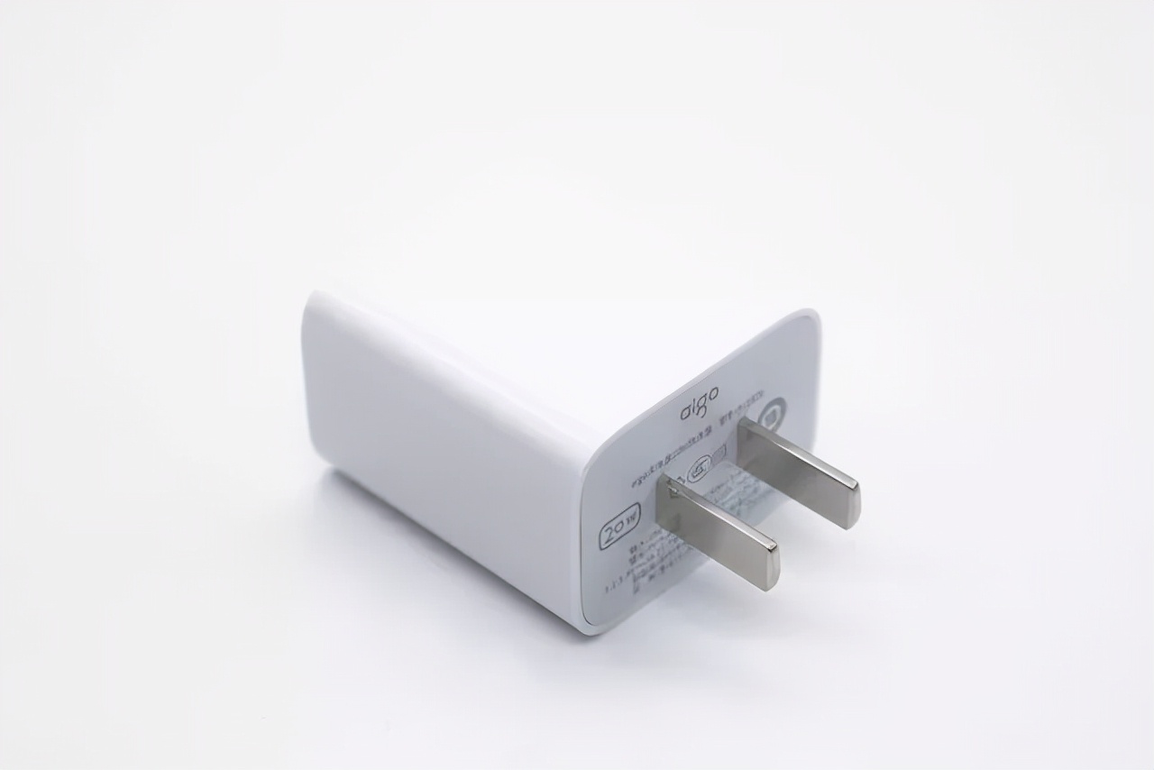 iphone13到底该不该买原装充电器,iphone13有没有充电器