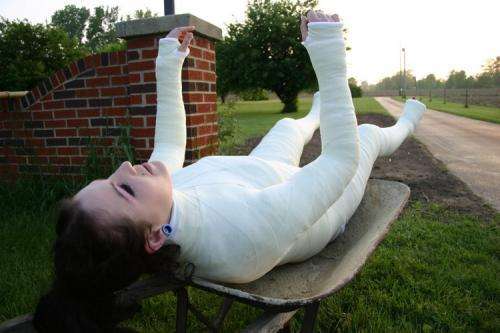 打了石膏要怎么脱衣服,打了石膏感觉石膏太重了