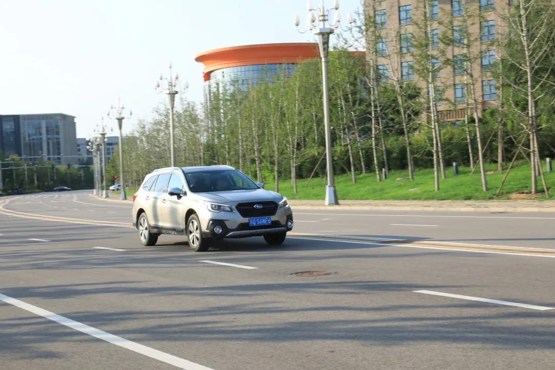 试驾斯巴鲁傲虎探越版,踢车帮最新款斯巴鲁傲虎试驾视频