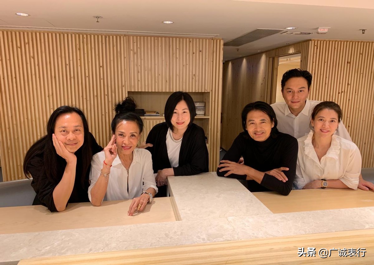 香港女星袁咏仪视频,袁咏仪时尚芭莎佩戴的手机表