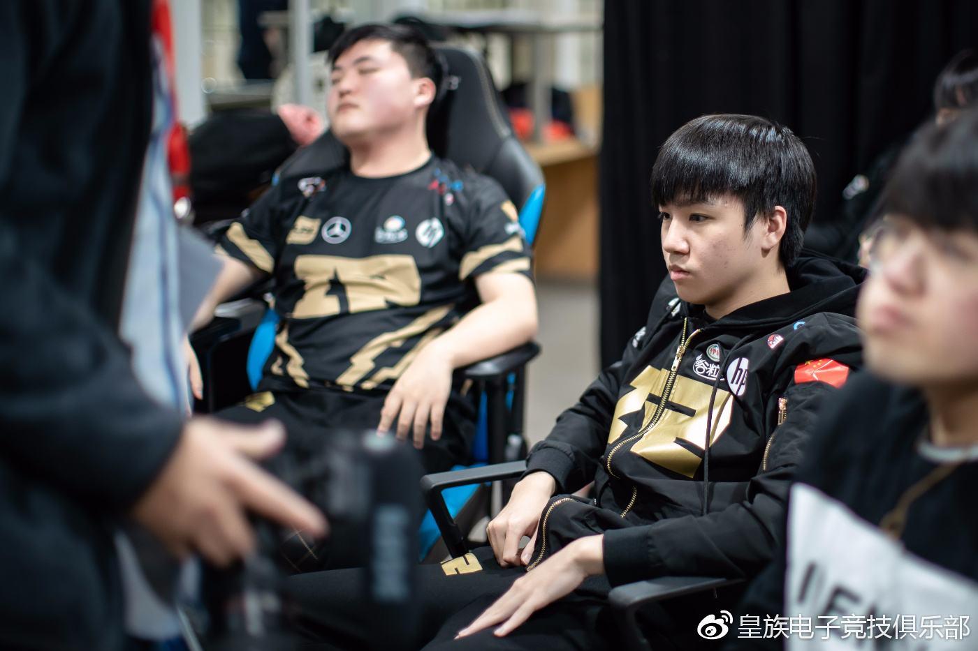 某网友购买RNG八强战绩短袖遭调侃：兄弟保重，注意安全！