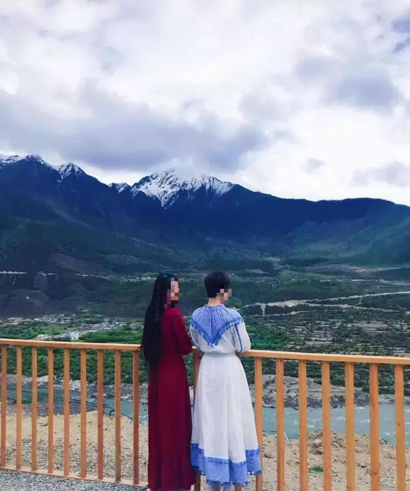 姑娘买18件衣服旅游后退货,女子买18件衣服旅游拍照后要退货