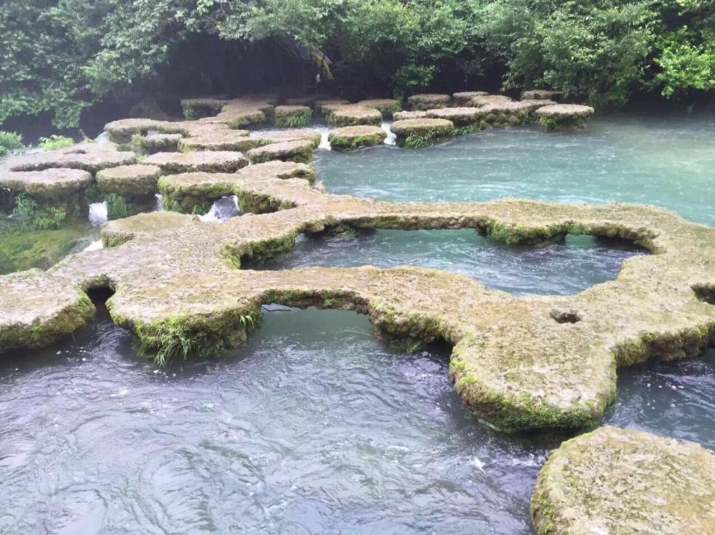 瀑布大小七孔西江千户苗寨,千户苗寨和小七孔和黄果树瀑布