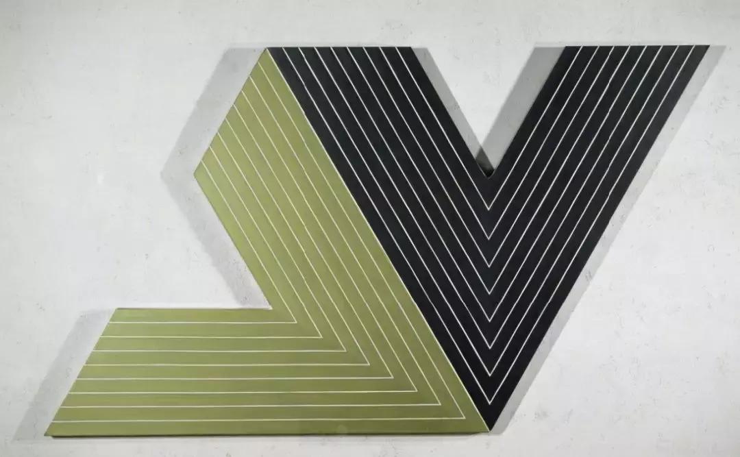 弗兰克斯特拉作品分析,弗兰克斯特拉高举旗帜