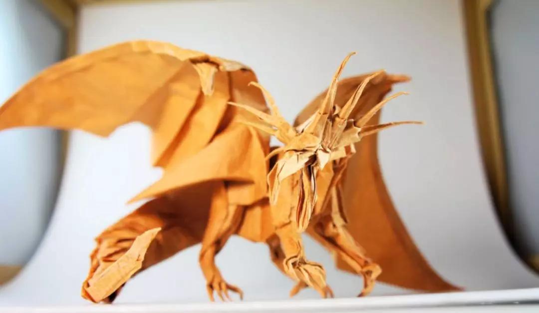 用正方形纸折出的立体中国龙,我们用一张纸做出立体龙