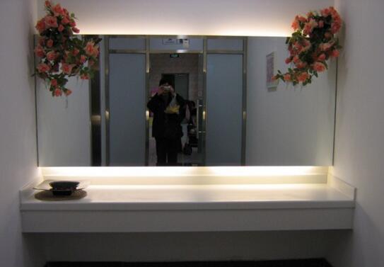 半开放式卫生间用什么镜柜,卫生间挂墙镜柜选什么材质的好