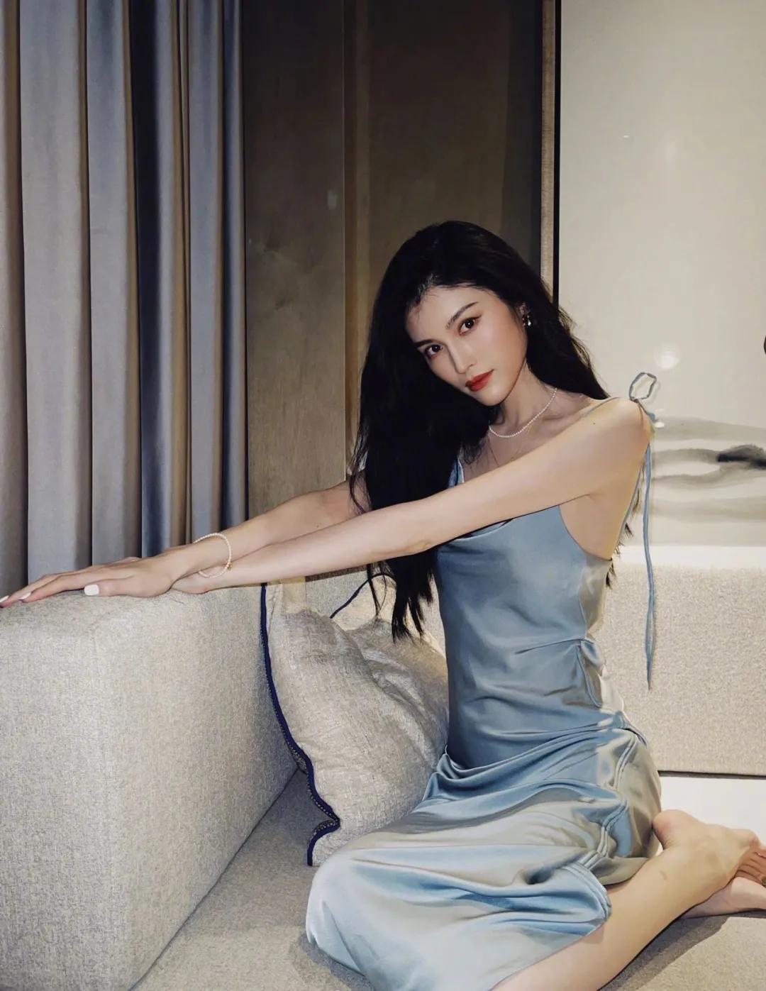 胸大和胸小穿衣服效果对比短袖,胸大和胸小穿衣对比哪个年轻