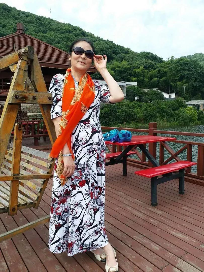 中国大妈旅游标配动作合集,中国大妈旅游拍摄姿势