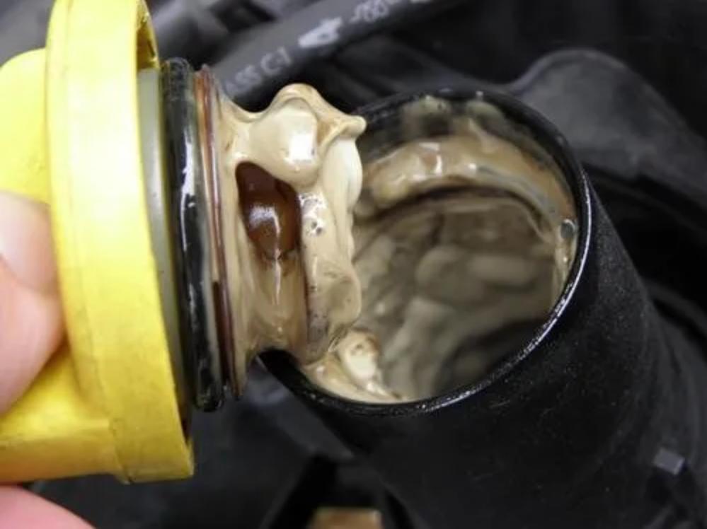 新车出现多次加防冻液,新加的防冻液一直减少是什么原因