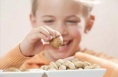 小孩吃东西卡住正确处理方法,小孩吃东西卡住急救视频教学