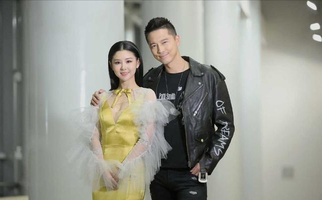 李小萌黑色礼服出席活动图片,李小萌白色吊带