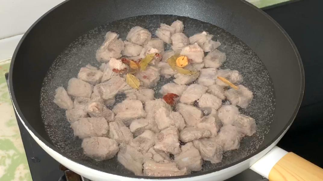 炖排骨时有人先焯水有人直接炖,炖排骨不用焯水的方法