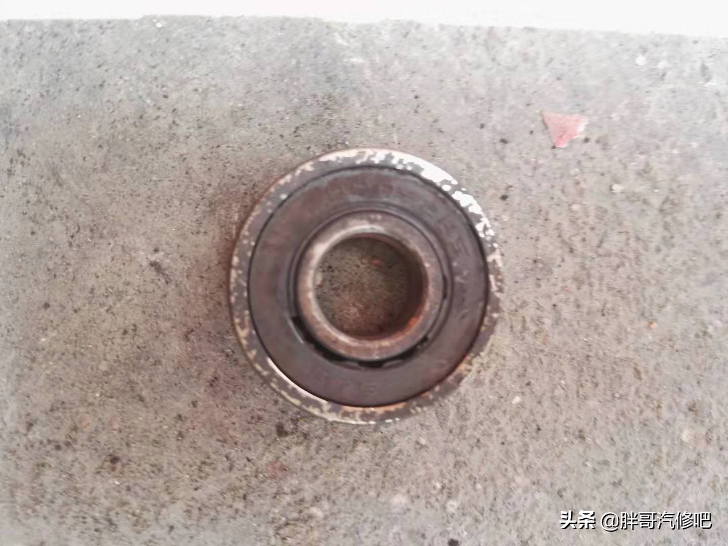 五菱之光挂档不走,胖哥以为换挡拉线脱落,原来是摩擦片报废了