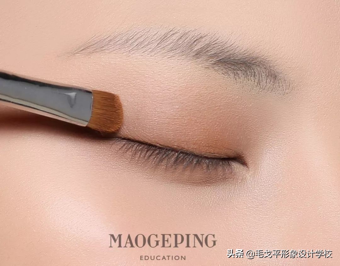 单眼皮不画眼线只画眼影好看吗,为何同样是单眼皮