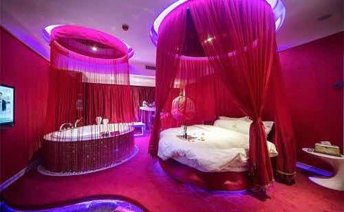 情侣酒店床单为什么都是白色的,情侣酒店的房间都是圆床吗