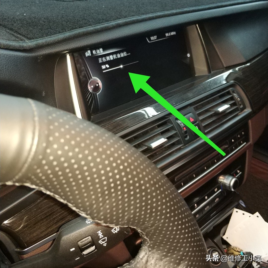 宝马525发动机漏油通病,宝马525跑了8000公里提示加机油