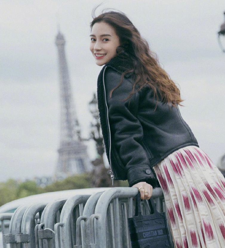 baby看秀造型太美了，摩洛哥风长裙搭丸子头，哪像30岁辣妈