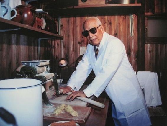 22岁远渡日本，历经3次破产，48岁发明出方便面，今公司市值百亿