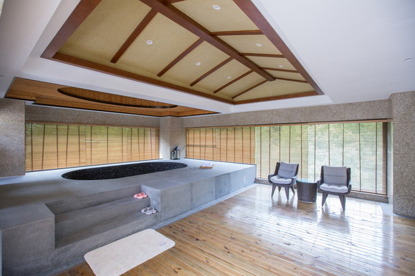 深藏在森林之中的温泉酒店，周末度假的好地方