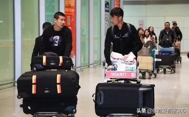 国脚返程,足球球员离队流泪