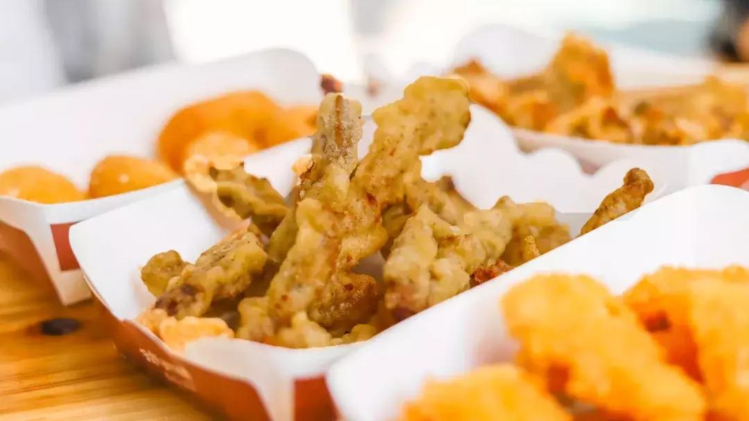 藏在厦门老社区的夫妻炸料摊，20元吃遍鲨鱼鸡腿醋肉菜丸