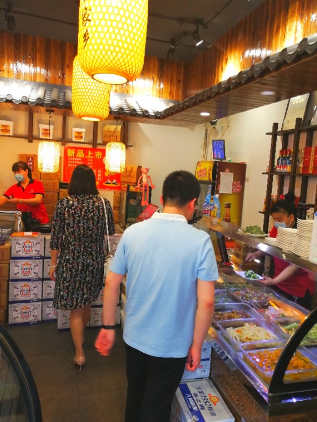 郑州十里铺街，来自于济源的知名炒鸡光光酱，味道果然可带劲儿啊