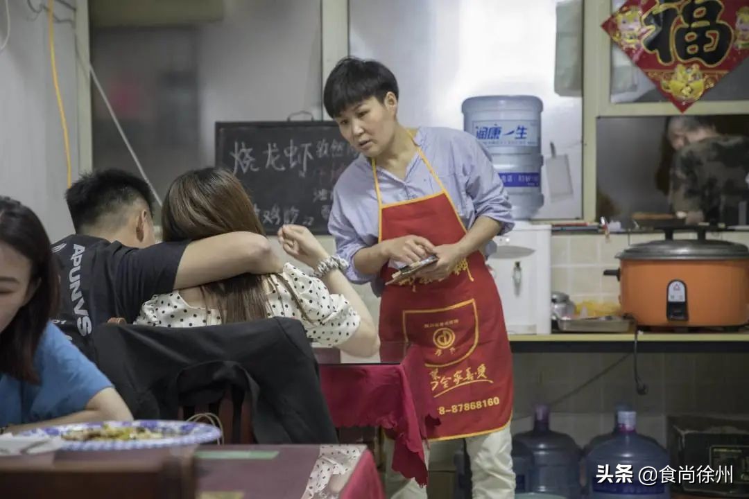 很多人从这家夫妻馆子认识徐州菜，芝麻鸡、沸腾鱼爆辣爆好吃