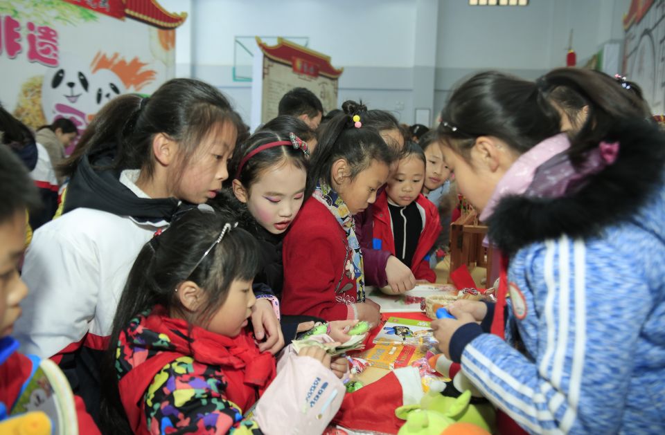 今天，华林小学的孩子们比看到雪还兴奋，原因是？