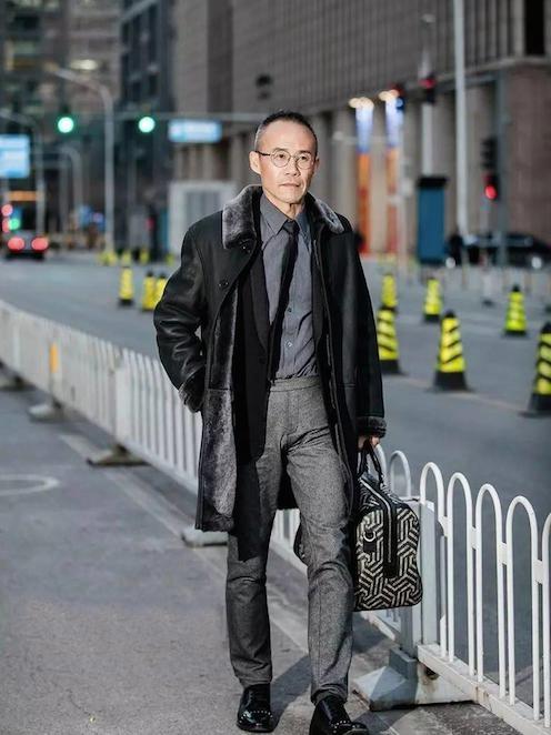 普京穿一套黑风衣,普京穿黑衬衫披外套